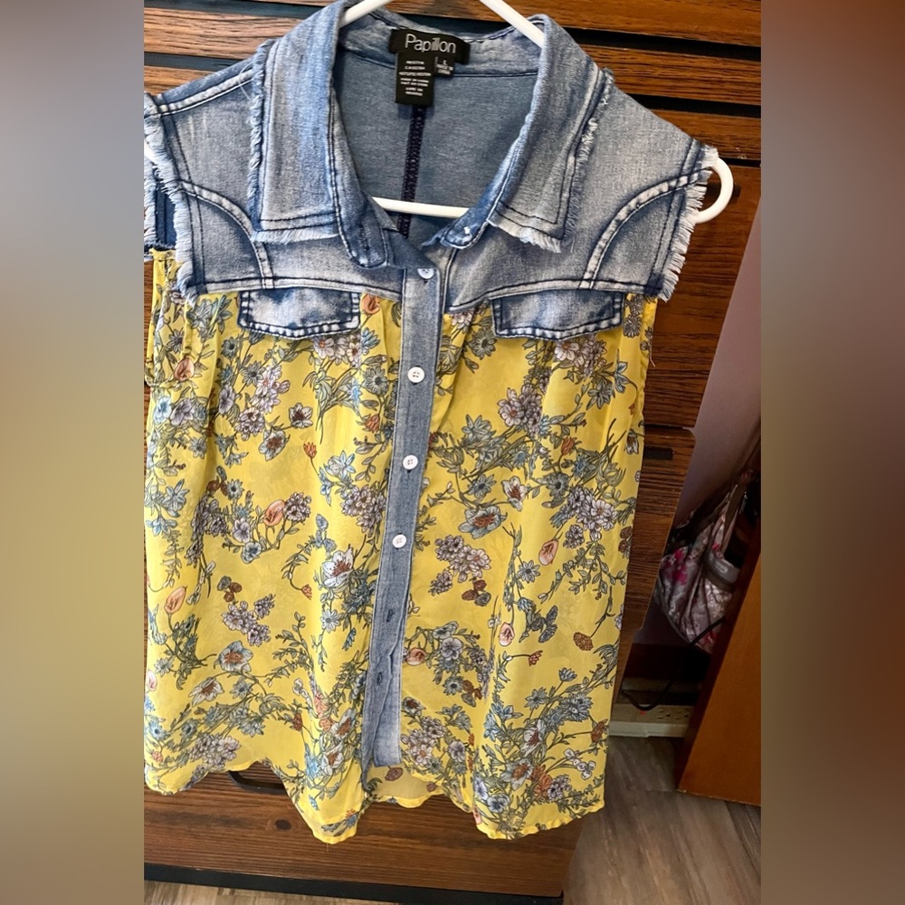 Women’s sleeves top